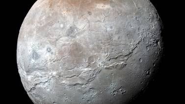 La luna más grande de Plutón tiene montañas y cañones