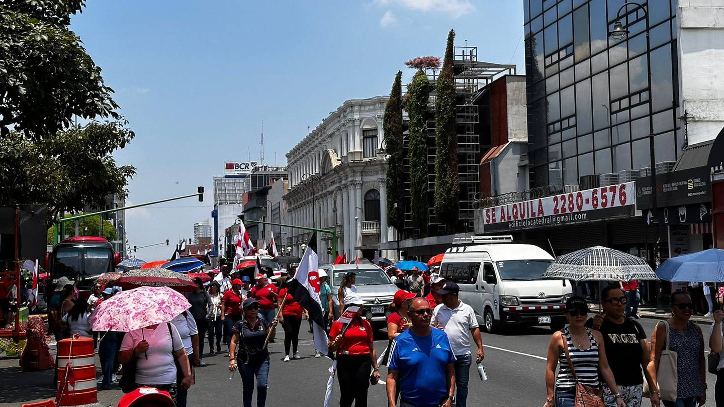 El libre tránsito vehicular quedó afectado del Paseo Colón la este de la capital por el centro de San José debido a la manifestación de sindicalistas. Fotografía: Alonso Tenorio.