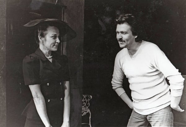 Los actores Ana María Barrionuevo y Mariano González en el montaje 'OK', de Isaac Chorrón, con dirección de Luis Carlos Vásquez, en 1980. Foto: Fototeca de la Escuela de Artes Dramáticas de la UCR.