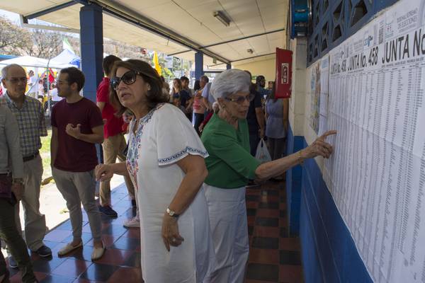 Votantes se sienten confundidos por tener 25 candidatos, señala encuesta del CIEP