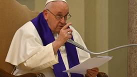 Papa Francisco sigue hospitalizado en Roma, ‘mejora’ y ‘volvió al trabajo’
