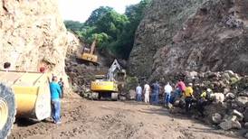 Luego de 20 horas rescatan con vida a operario atrapado en derrumbe en La Garita de Alajuela