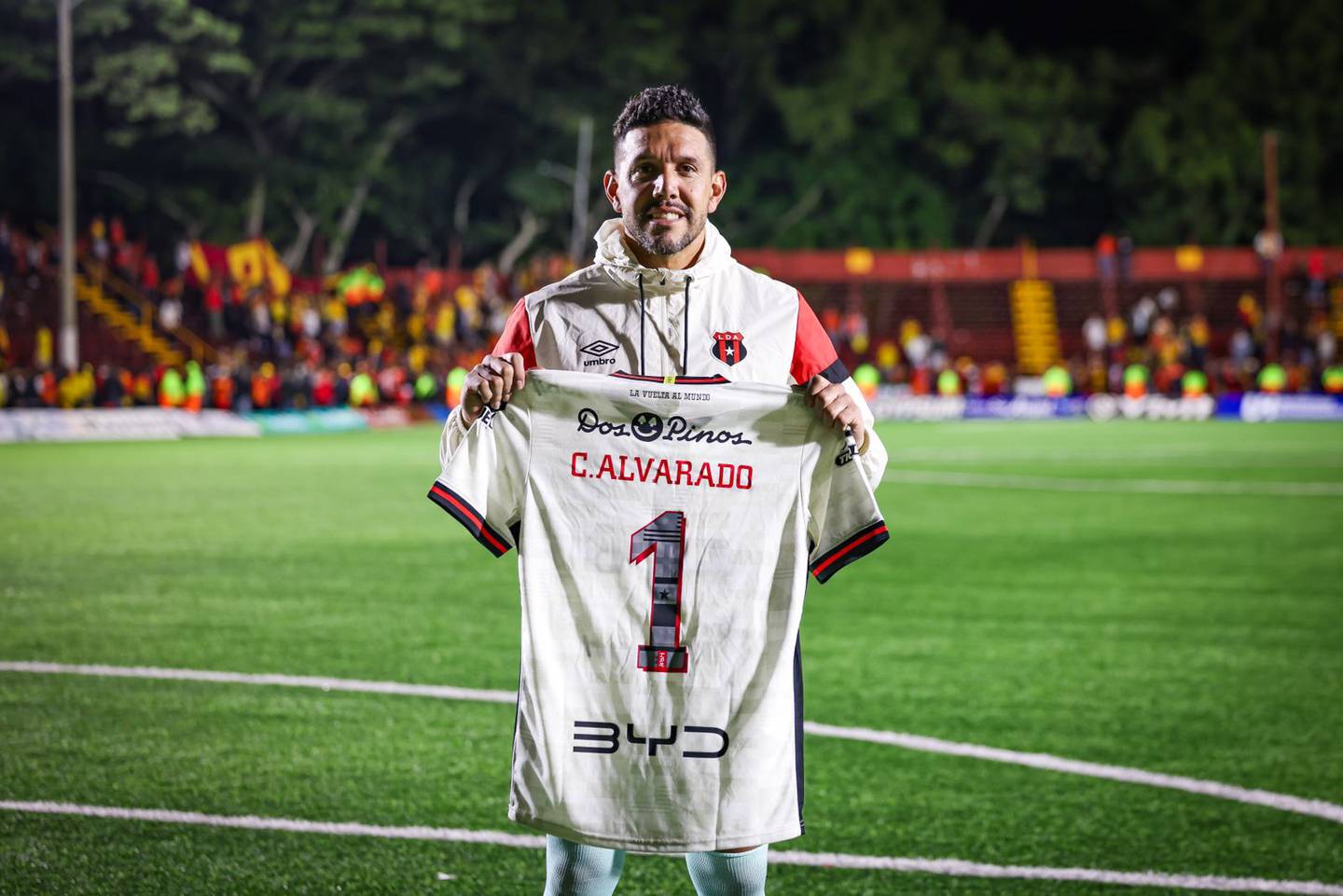 Alajuelense dio esta camiseta con el nombre de Carlos Alvarado a Leonel Moreira. Foto: Prensa ALajuelense