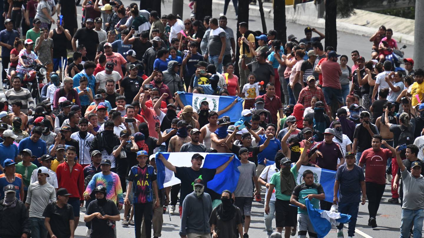 Miles de manifestantes con las banderas azul y blanco en Guatemala han protestado en el país centroamericano por la actuación de la fiscala general, quien investiga al presidente electo Bernardo Arévalo.