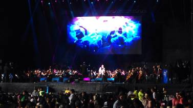 La Filarmónica y Plancha Live calientan el Estadio Saprissa con clásicos románticos 
