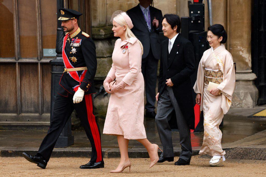 La esposa del príncipe heredero de Noruega, Mette-Marit, (segunda de izquierda a derecha), lució un vestido rosa claro que también combinó con todos sus accesorios. 
La mujer de atrás es la princesa Kiko, de Japón, quien también optó por un traje tradicional de su país en color rosa claro. 