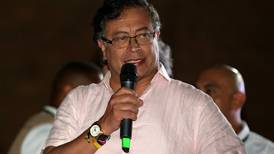 Petro sigue favorito para presidenciales de Colombia, pero baja intención de voto