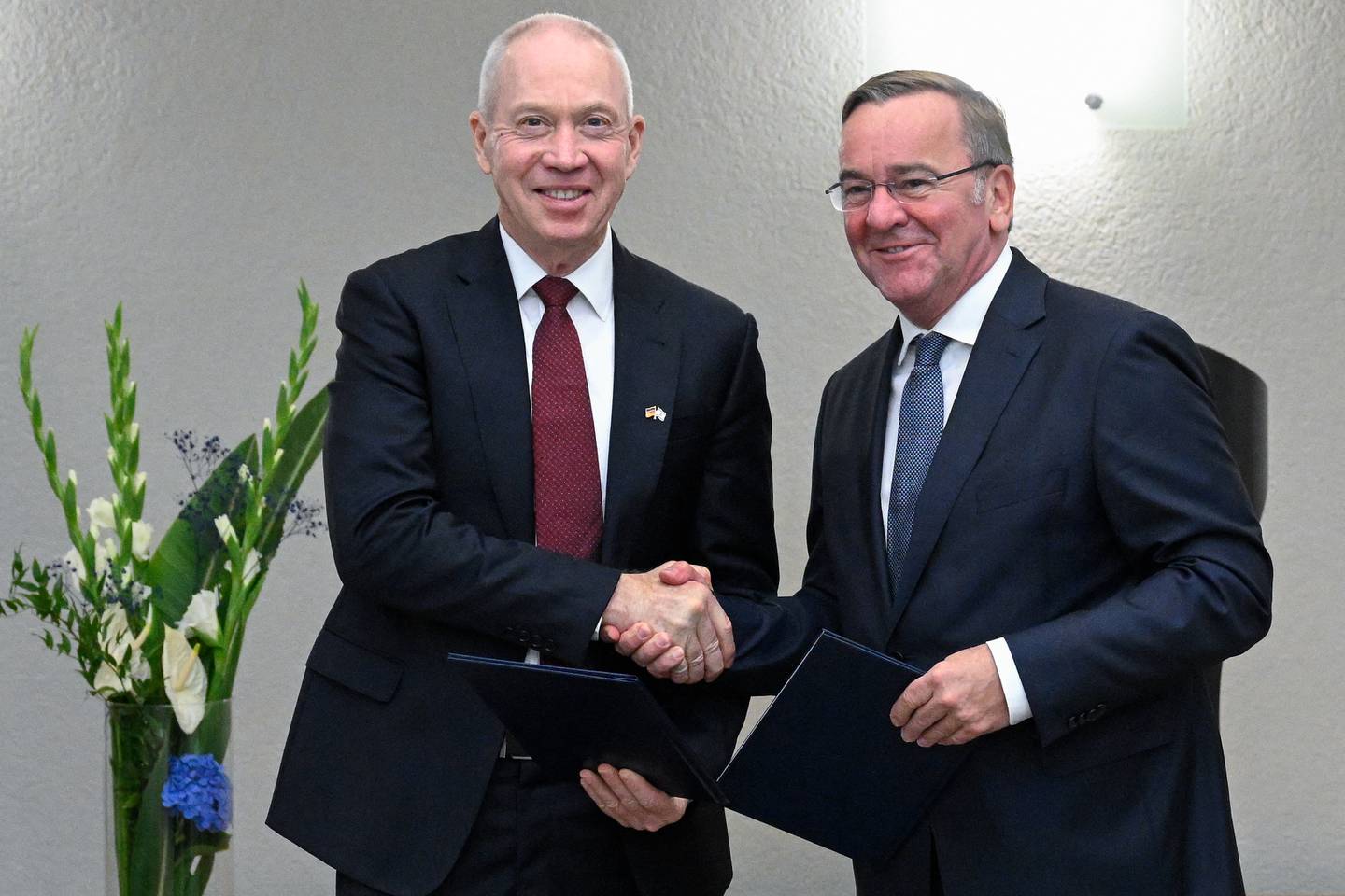 El Ministro de Defensa alemán, Boris Pistorius (R), y el Ministro de Defensa israelí, Yoav Gallant, se estrechan la mano después de firmar una Declaración de Intención sobre el proyecto de defensa antimisiles ARROW 3