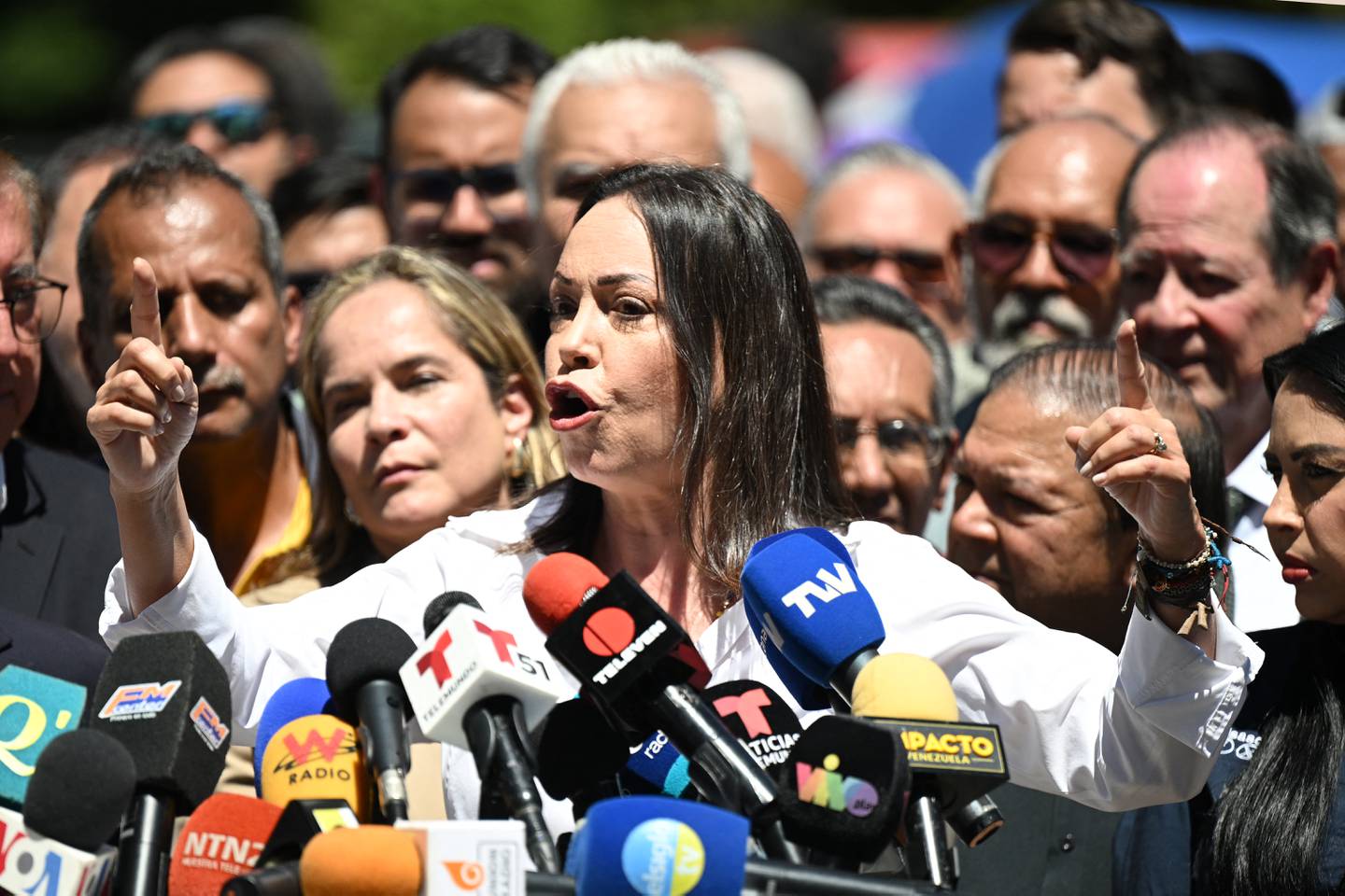 La líder de la oposición venezolana, María Corina Machado, habla durante una conferencia de prensa frente a la sede de su partido en Caracas.