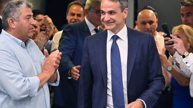 Conservador Kyriakos Mitsotakis gana holgadamente las elecciones legislativas en Grecia