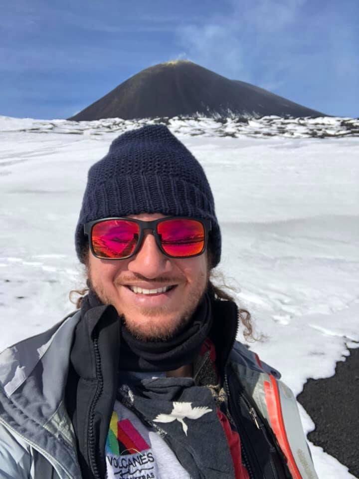 Desde el 2021, Gino González estudia y trabaja en Italia.  Esta foto es en el volcán Etna, en la costa este de Sicilia.