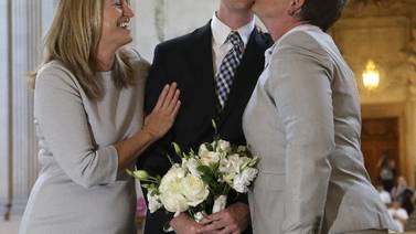 Celebran primera boda gay tras reautorización en California