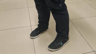 Mujer policía utiliza tenis hace siete meses por escasez de botas 