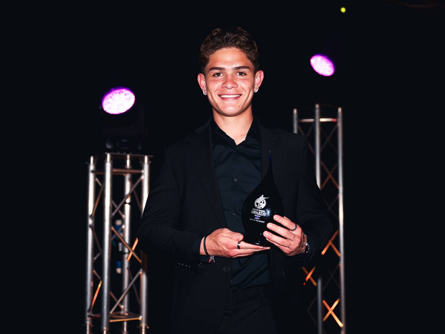 Brandon Aguilera recibió el premio al Mejor Gol de la Temporada. Fotografía: Bristol Rovers