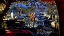 Fuego destruye 10 casas en precario de Alajuela