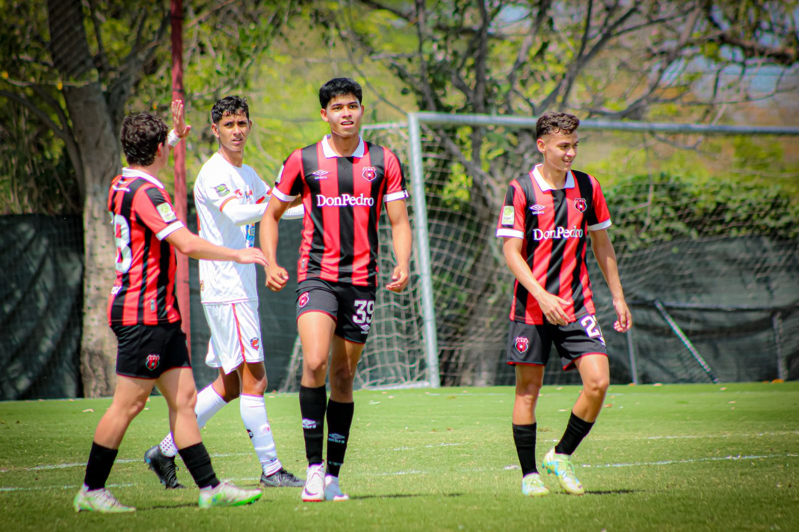 Luis Rodríguez y sus compañeros de la U-19 de Liga Deportiva Alajuelense derrotaron a Puntarenas FC en el CAR.