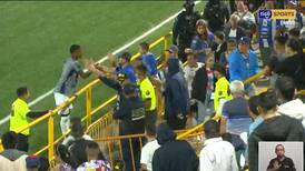Video: Policía frena a futbolista de Cartaginés que iba a increpar a un aficionado