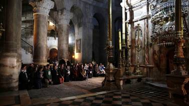 Fieles vuelven a rezar en la iglesia del Santo Sepulcro