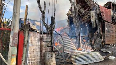 Aparente travesura de niños deja sin techo a 13 personas al incendiarse estructuras en Aserrí