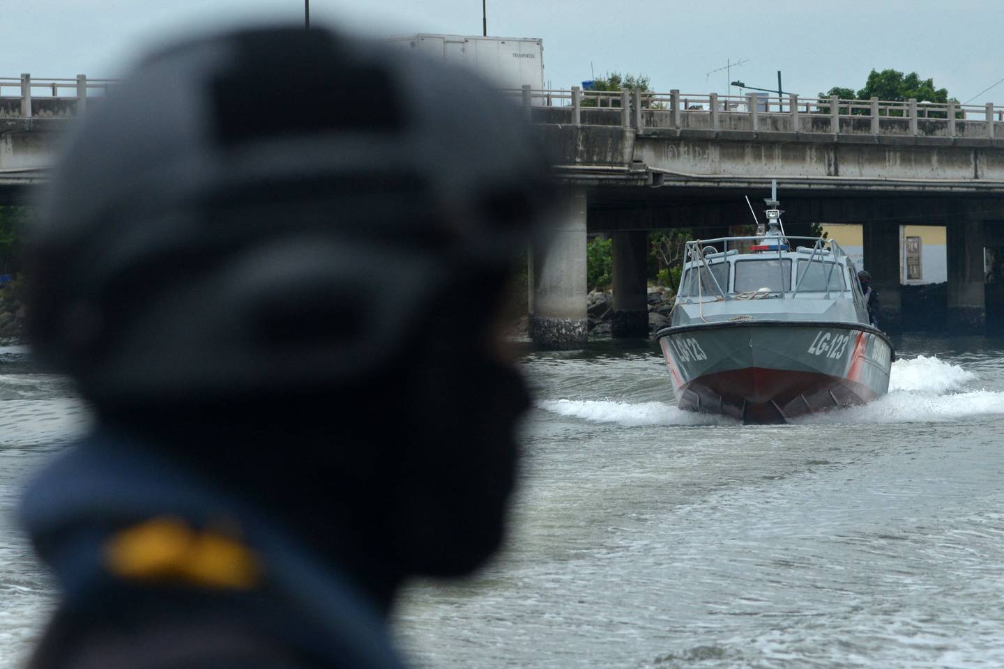 Miembros de la guardia costera de Ecuador realizan constantes operativos en los principales puertos del país para contrarrestar a las organizaciones criminales.