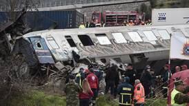 Al menos 36 muertos en choque frontal de dos trenes en Grecia