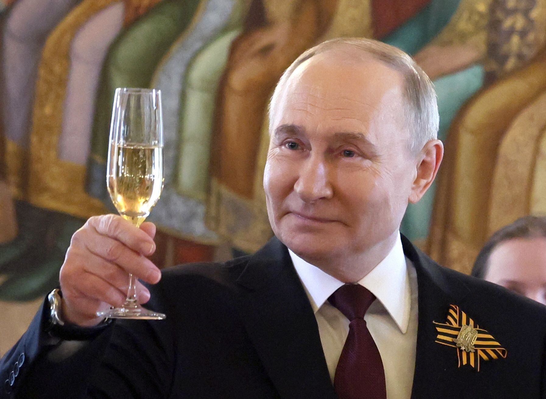 Vladimir Putin ofreció una recepción en honor de los líderes extranjeros que participan en las celebraciones del Día de la Victoria en el centro de Moscú el 9 de mayo de 2024. Rusia conmemora el 79.º aniversario de la victoria sobre la Alemania nazi en la Segunda Guerra Mundial. (Foto de Mikhail METZEL / PISCINA / AFP)