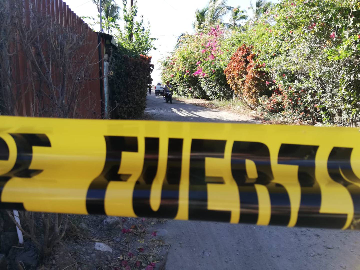 La Cruz Roja recibió la alerta a las 2:22 p. m. y encontró detrás de cabinas Oasis el cuerpo sin vida del oficial Denis Mauricio Cordero. Foto: Andrés Garita.