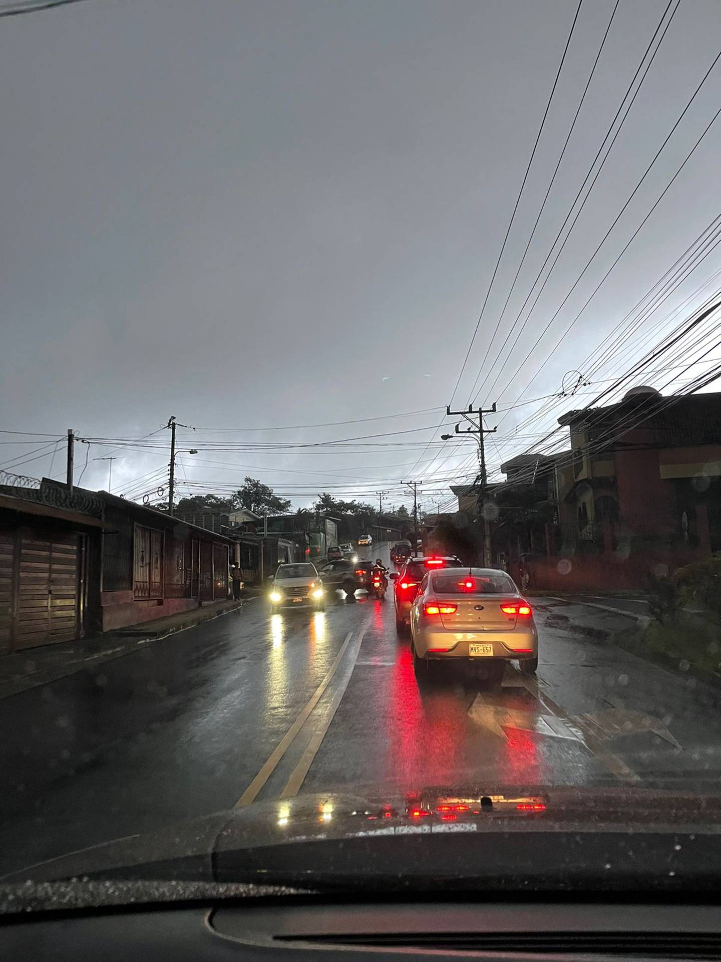 A media tarde comenzó a llovier fuerte en el Valle Central y densas nubes de tormenta obligaron a muchos conductores a encender luces. Foto: Armando Mayorga.