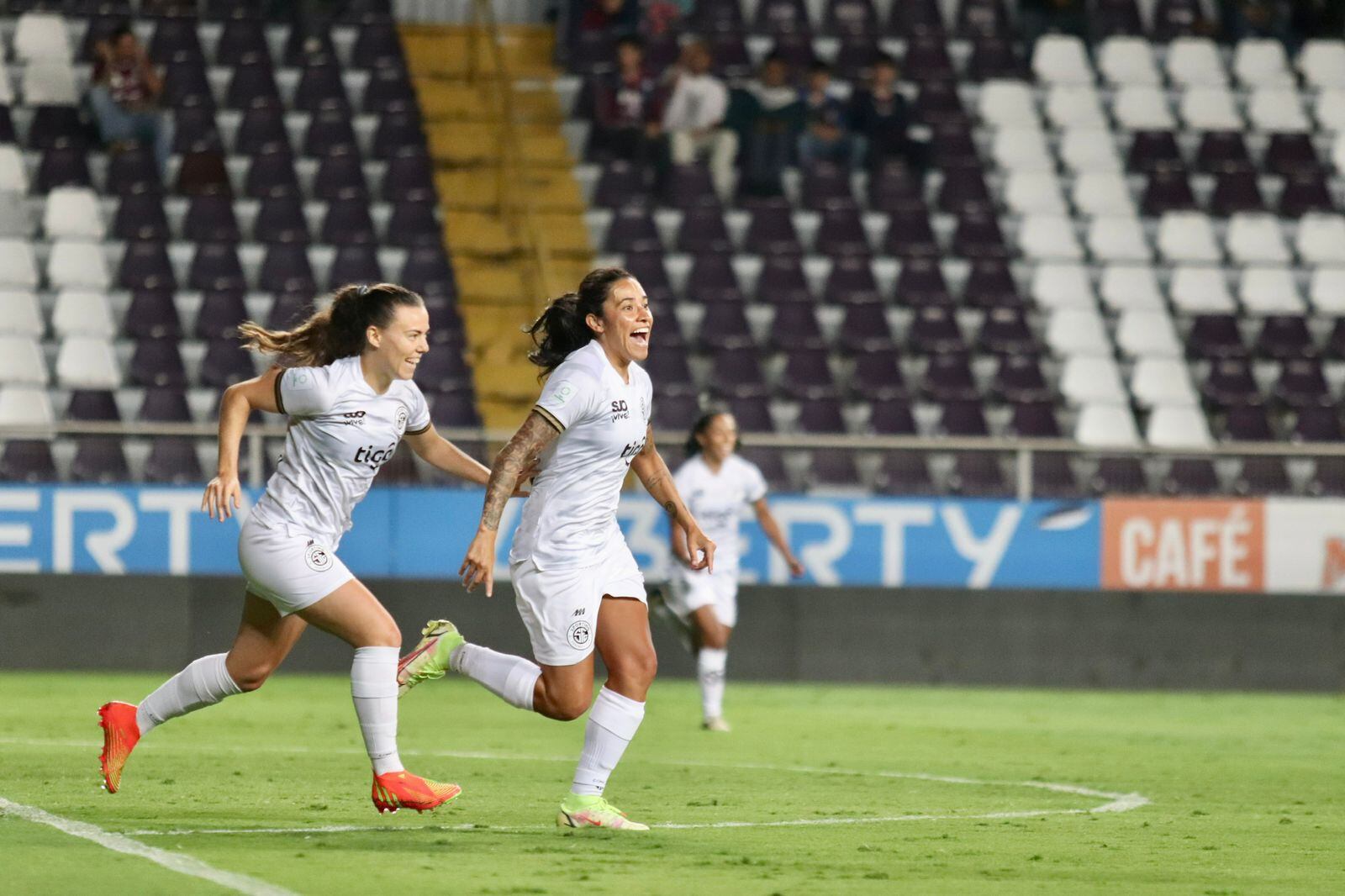 Cristin Granados festeja su anotación con Candela Andújar. Sporting clasificó a la final del fútbol femenino por segundo torneo consecutivo.