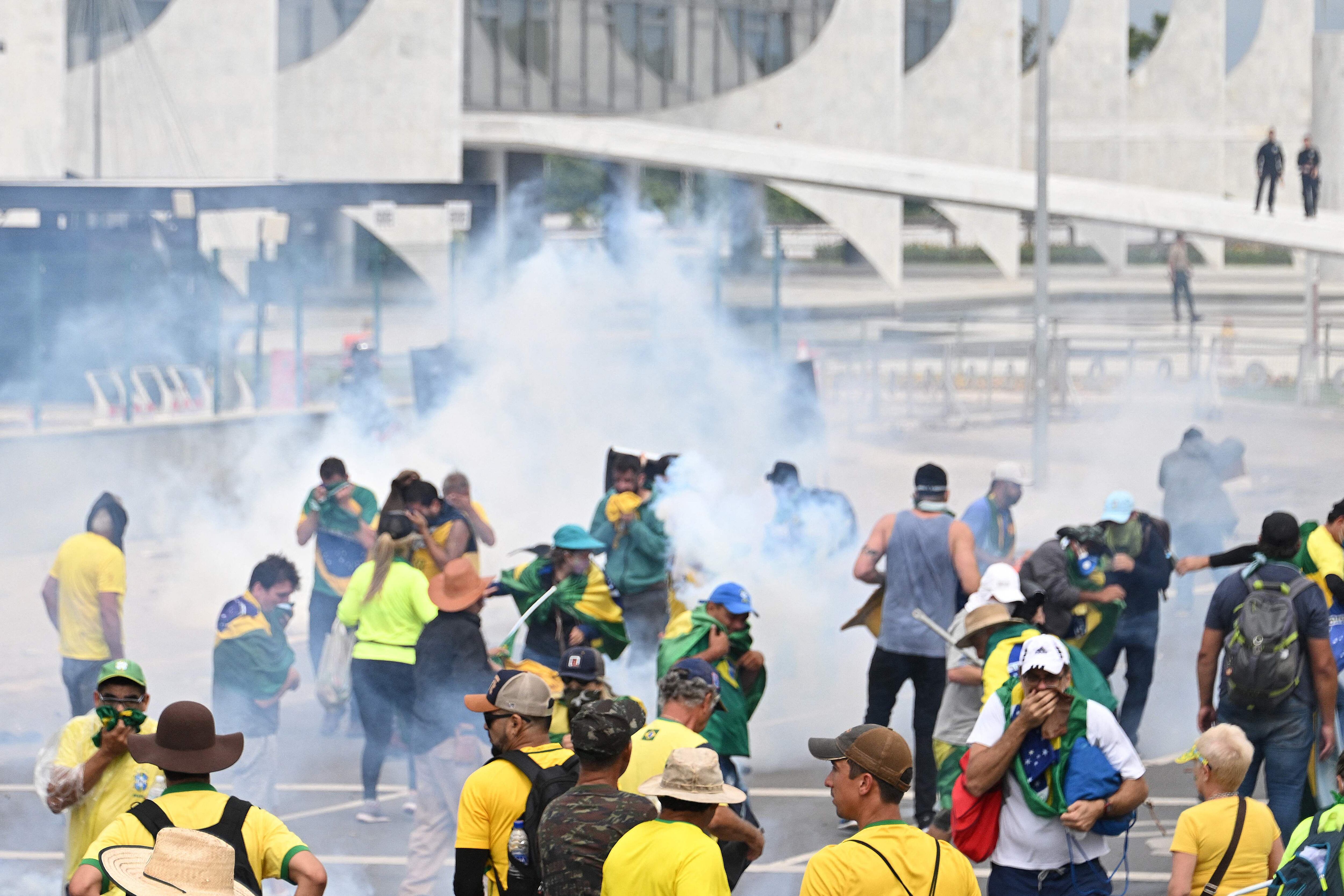 Partidarios del expresidente brasileño Jair Bolsonaro chocan con la policía durante una manifestación frente al Palacio del Planalto en Brasilia el 8 de enero de 2023. 