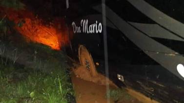 Autobús que trasladaba al Puntarenas FC cae en cuneta al intentar evadir un derrumbe