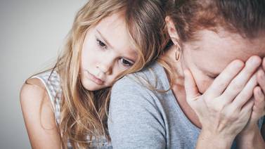 Padres que sufren depresión transmiten este mal a hijos