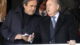 Michel Platini solicita a Josep Blatter 'que dimita' de su puesto en la FIFA