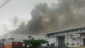 Incendio consume bodega en zona franca en Coyol de Alajuela