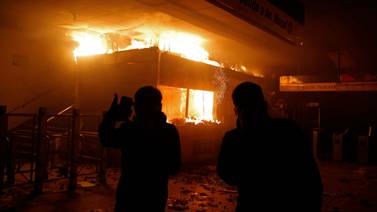 Incendios y caos en Santiago de Chile tras protestas por aumento de tarifa del Metro