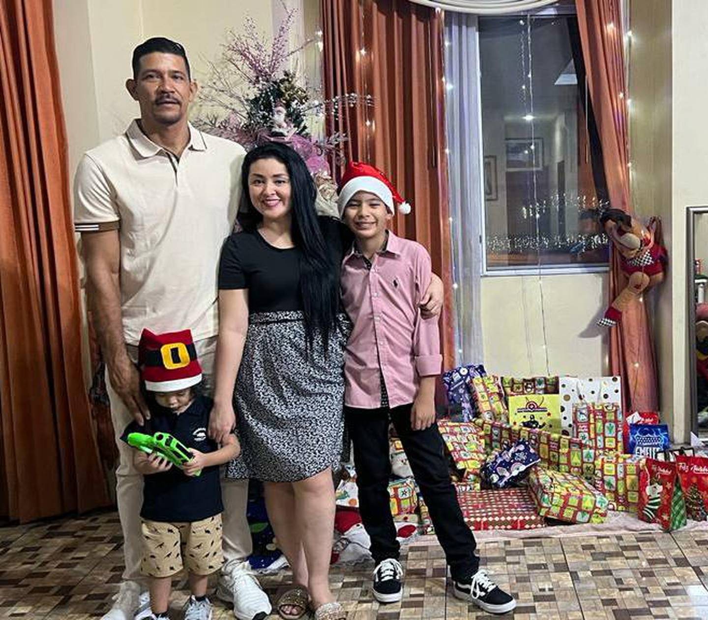 Berny Peña junto a su familia en la última Navidad, ahora el exjugador tico asegura que pasarán unos días sin salir de casa.  Fotografía: Cortesía