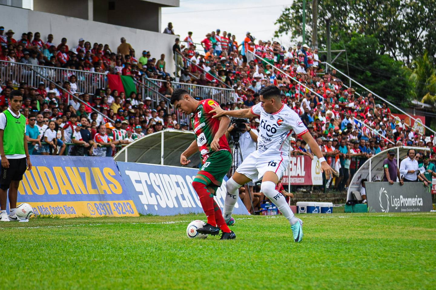 El partido entre Guanacasteca y Puntarenas FC es muy disputado.