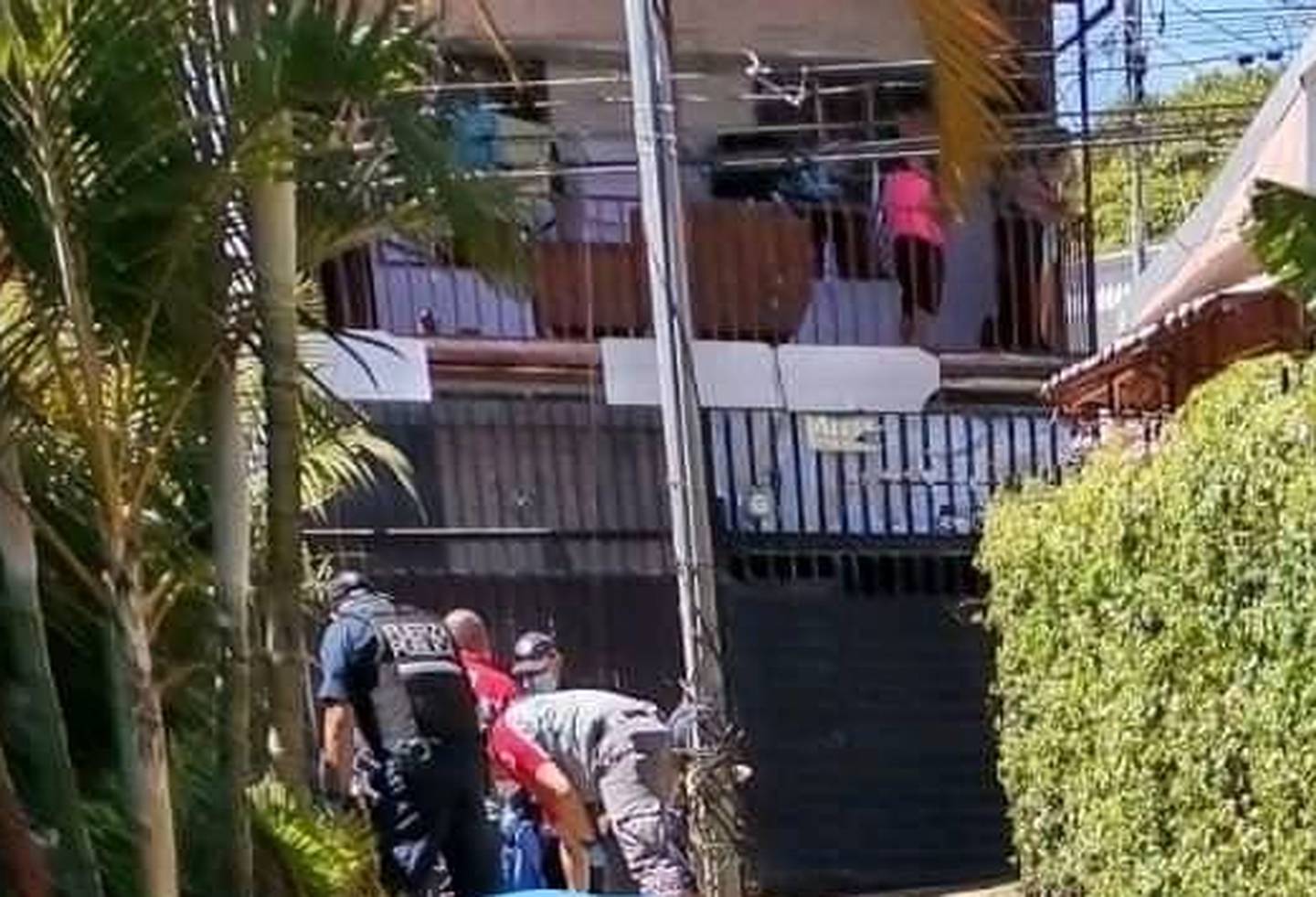 Socorristas de la Cruz Roja se apersonaron a la urbanización Cenízaros en Aserrí y declararon fallecido a un muchacho de 25 años. Foto: Cortesía para LN.