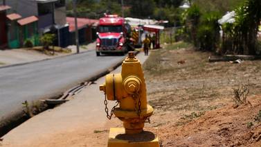 Hidrantes sin agua dificultaron labor de bomberos en incendio que amenazó 50 casas 