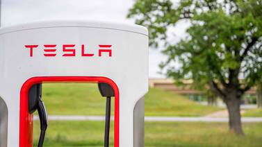 Tesla se dispara en bolsa tras anunciar que fabricará vehículos más baratos