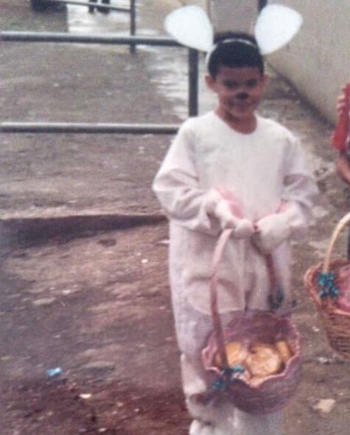 El origen del nombre Bad Bunny se remonta a la niñez del artista.  En esta foto, Benito se ve molesto porque su madre lo disfrazó de conejo y bueno, el resto es historia. 