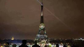 La Torre Eiffel luce 'Pura Vida' 