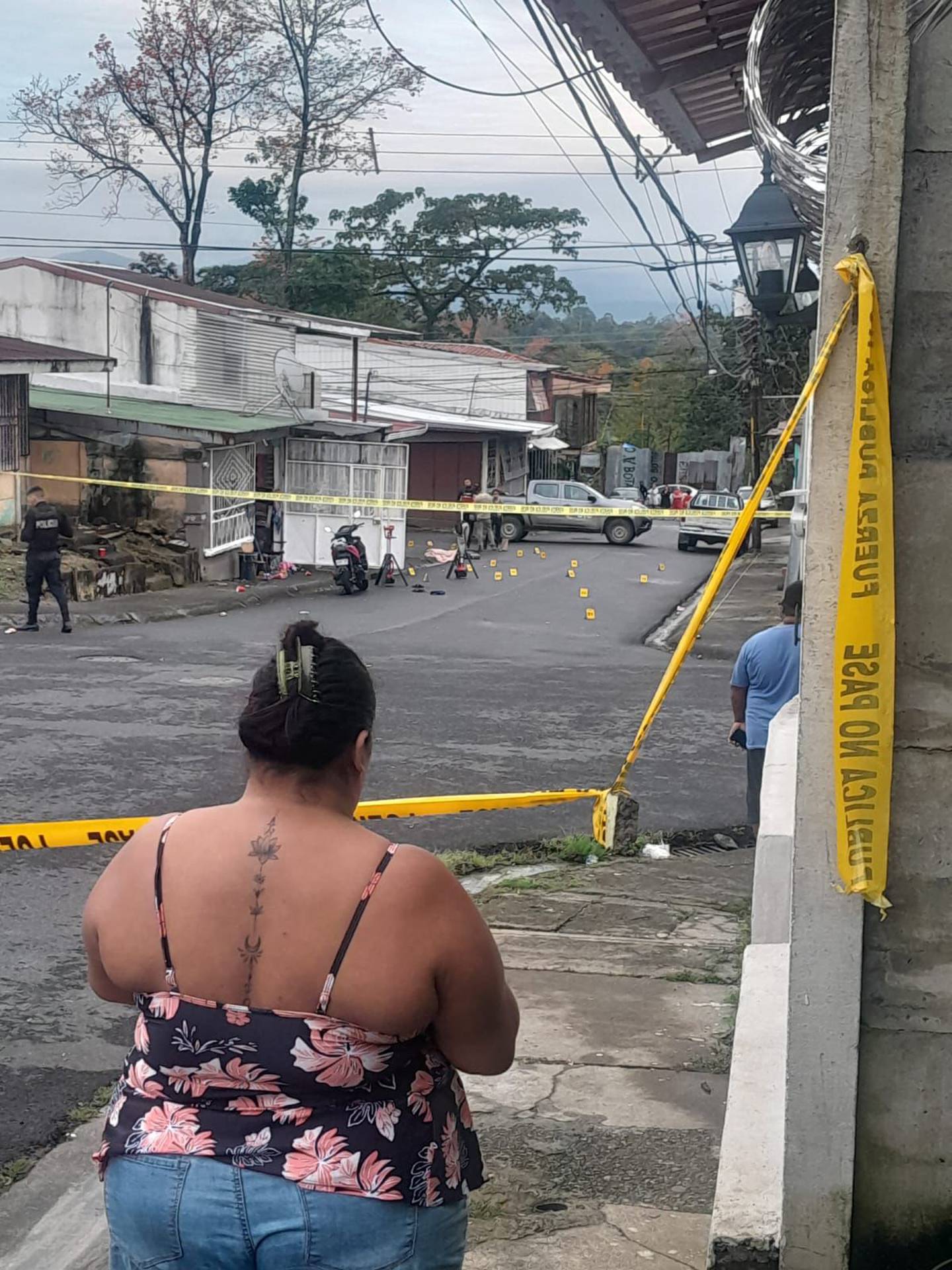 Frente a la casa donde se celebraba la fiesta, en  calle Adoquines de Pacuare Nuevo, el OIJ halló más de 12 casquillos de arma de fuego.  Dos jóvenes quedaron sin vida en el sitio. Foto: Cortesía.
