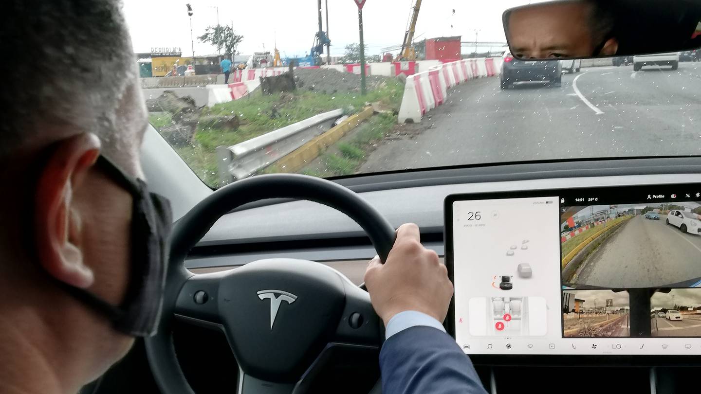 Los autos Tesla ya están en el país; no tiene un 100% de autonomía, pero sí se manejan solos en pista y circunvalación al activar el piloto automático