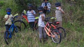 Andrey Fonseca llora de felicidad al darle bicicletas a 86 niños indígenas que caminaban más de una hora para ir a la escuela