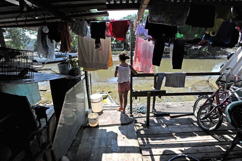 Datos de 2021 exponían que 383.500 hogares y 1.351.668 personas vivían en pobreza en Costa Rica. En la imagen, una familia que habita en la orilla del estero en el barrio Santa Eduviges, en Puntarenas.