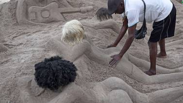Discordia en Brasil por esculturas de mujeres de arena 