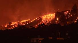 La lava del volcán de Canarias frena su avance tras destruir un centenar de casas