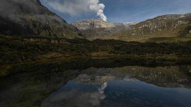 Colombia recomienda evacuar poblados cercanos a volcán Nevado del Ruiz