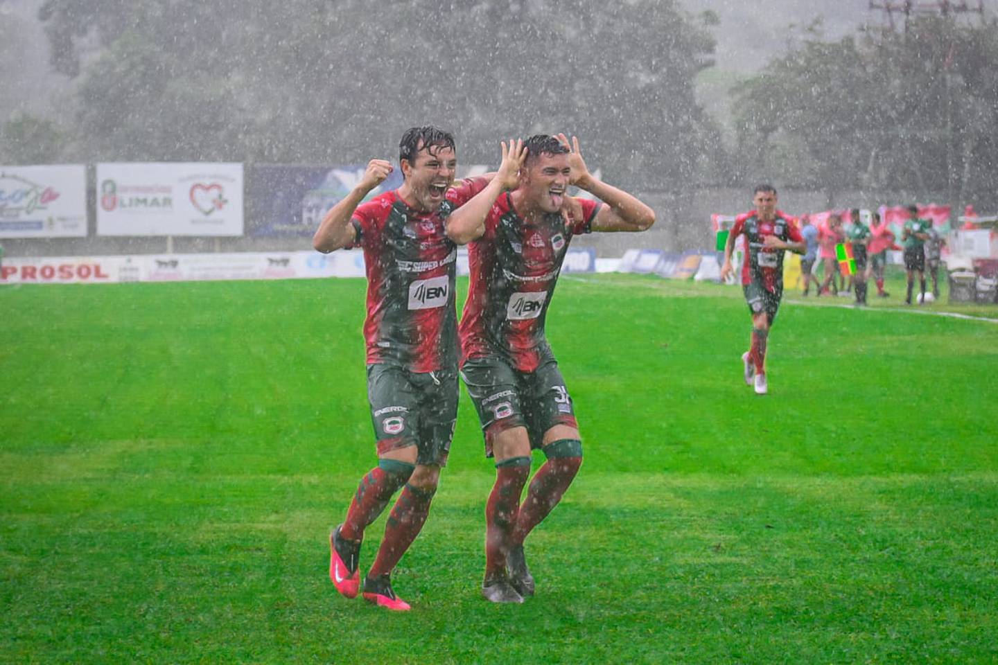 Guanacasteca triunfó ante Santos en otro partido marcado por las fuentes lluvias. Foto: Prensa ADG